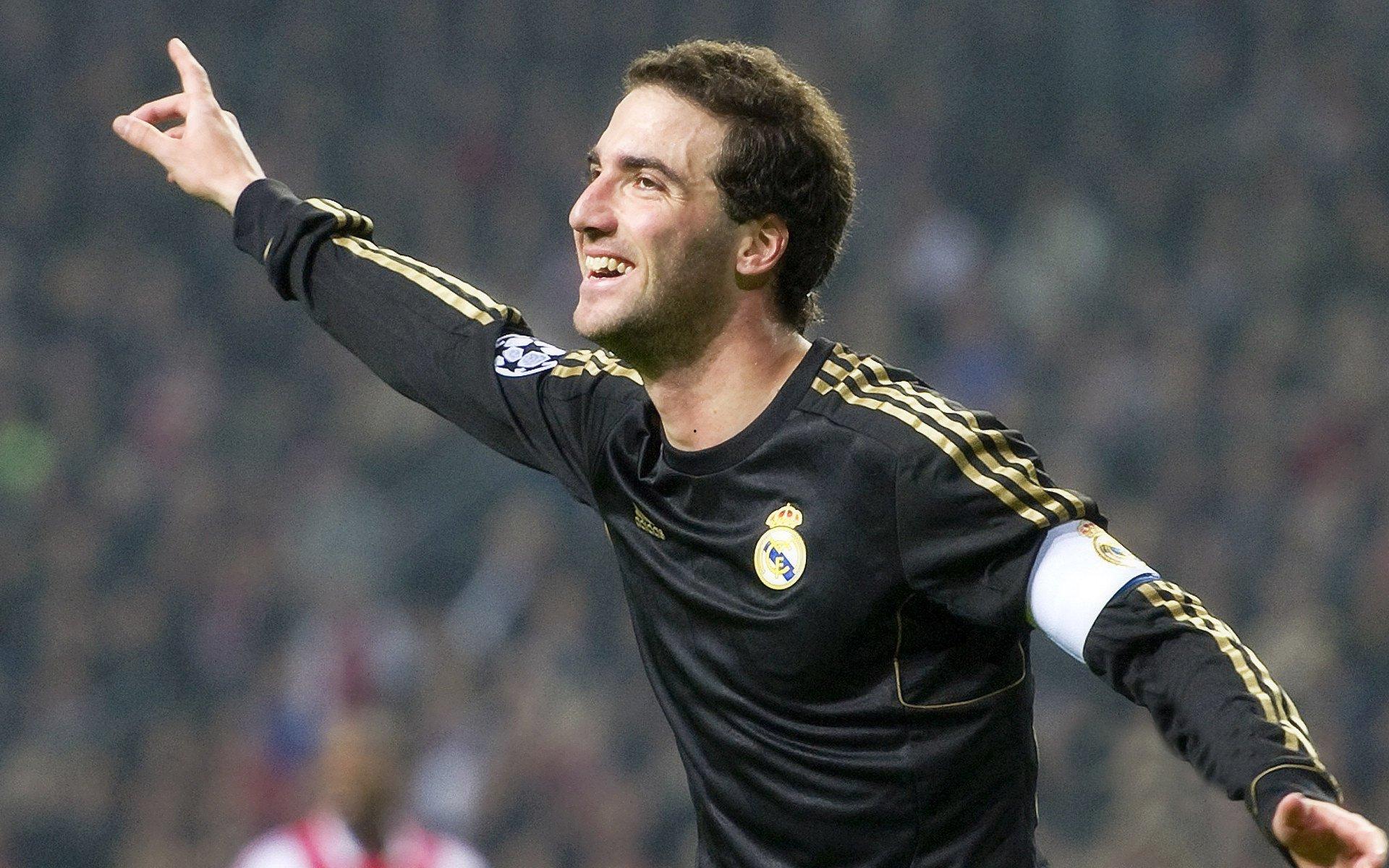 邮报独家,曼联与拜仁深入谈判德利赫特转会,基础转会费4200万镑+附加条款