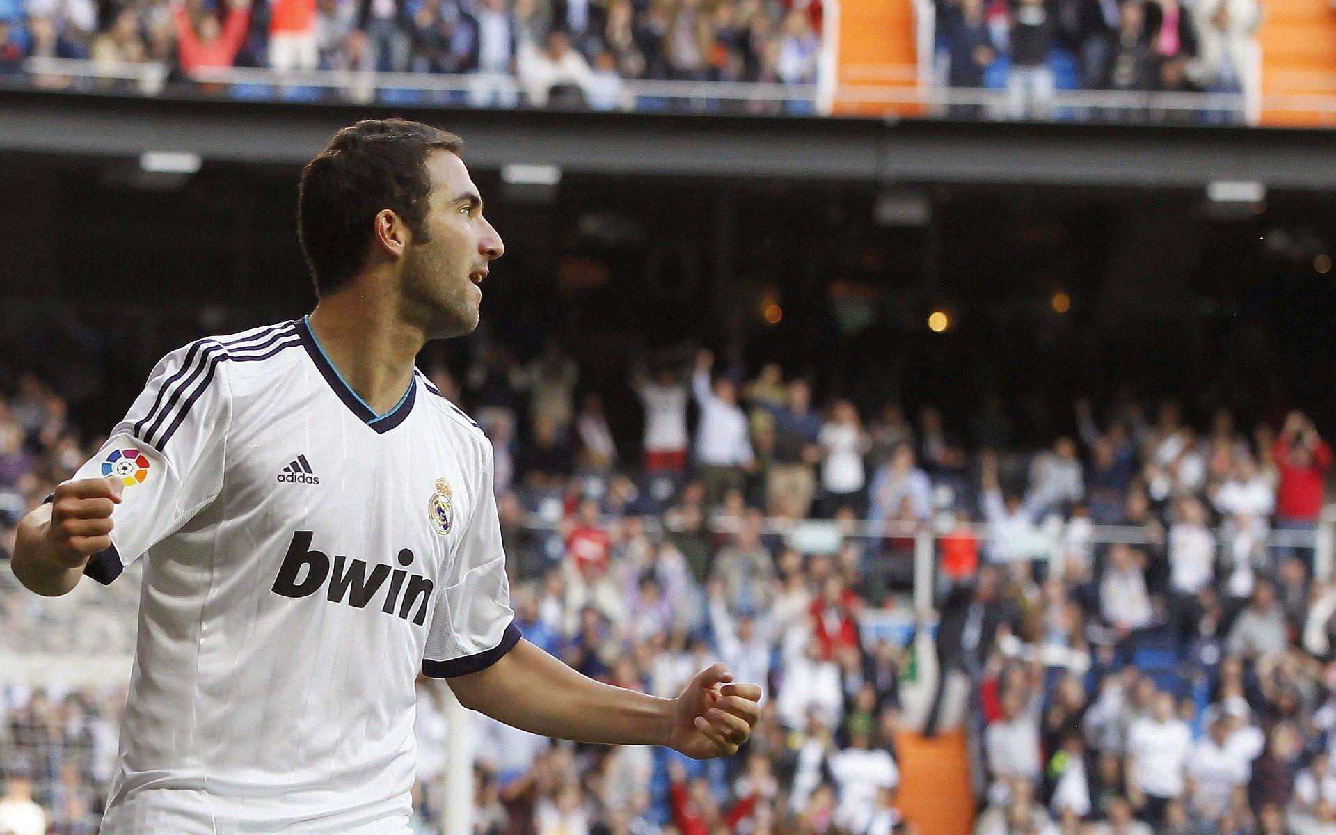 小图拉姆争议动作引爆足坛,萨维奇遭遇猴子偷桃事件,赛场纪律再成焦点